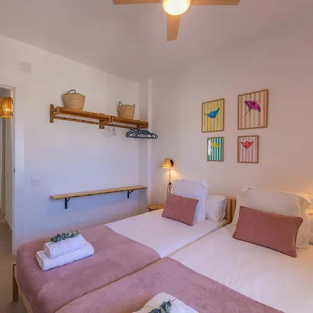 Appartamento Beach, Pool & Balcony - Simplytarifa *